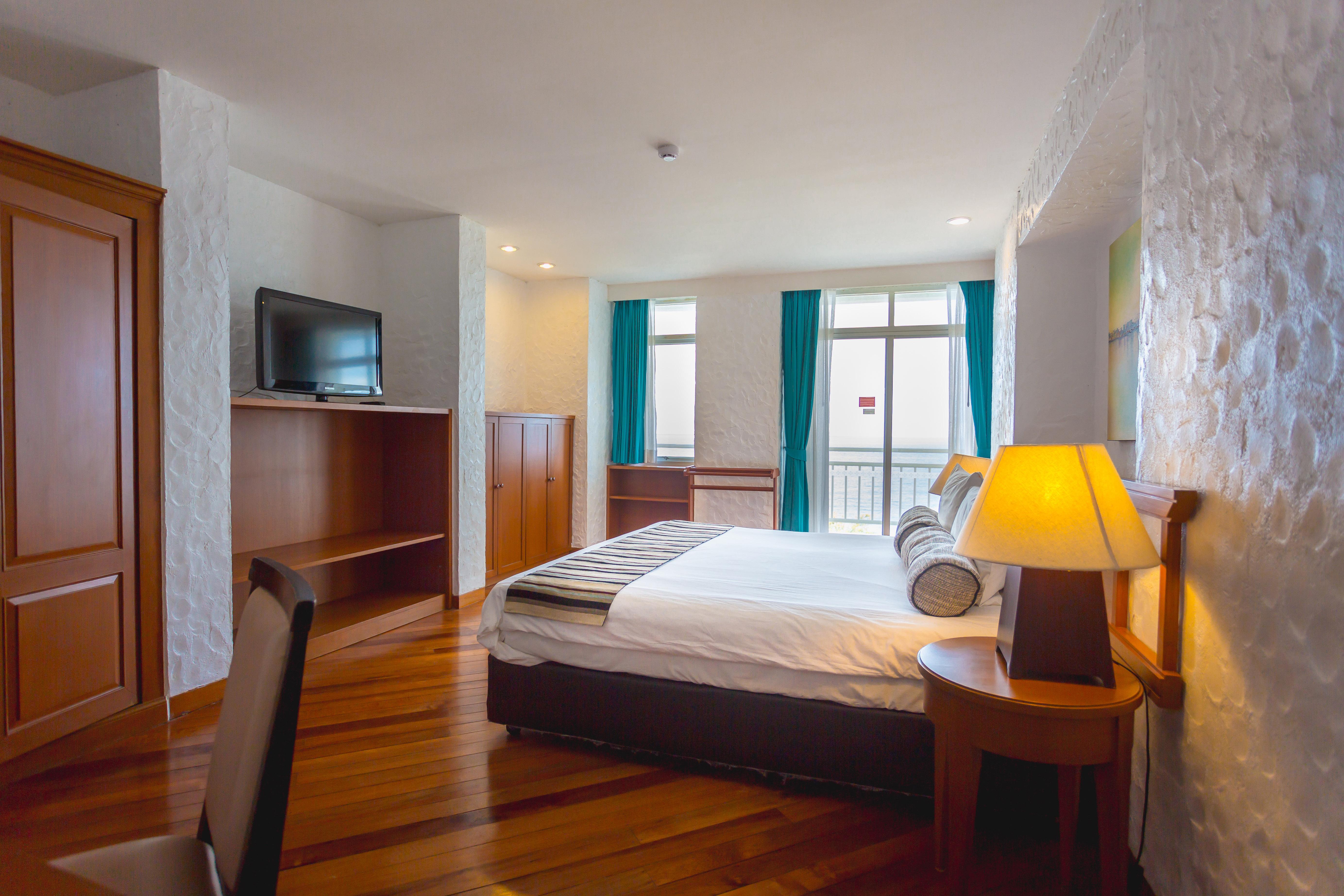 Waterfront Suites Phuket By Centara Karon Εξωτερικό φωτογραφία